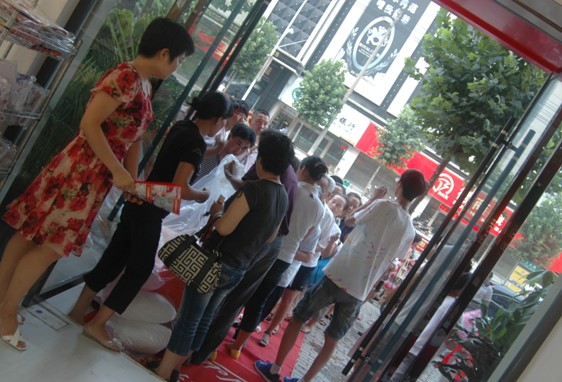 �����������(y��ng)���N(xi��o)��ͻ�ƶ�ʮ�f(w��n)