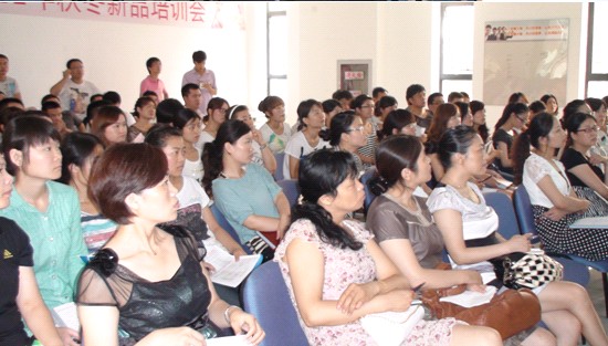 寶縵營(yíng)銷(xiāo)中心全員學(xué)習秋冬新品