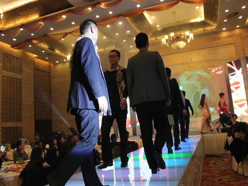 �Pʢ���{�{paisley��׌��(m��ng)���v�w