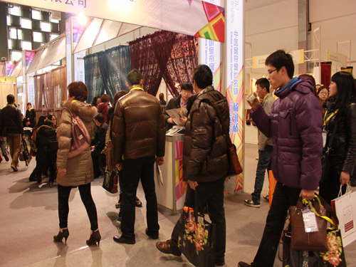 �������F�Ϻ����ļҼ�չ����׷��