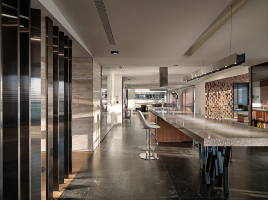 ���������F����լ