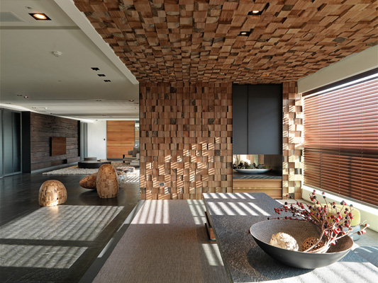 ���������F����լ