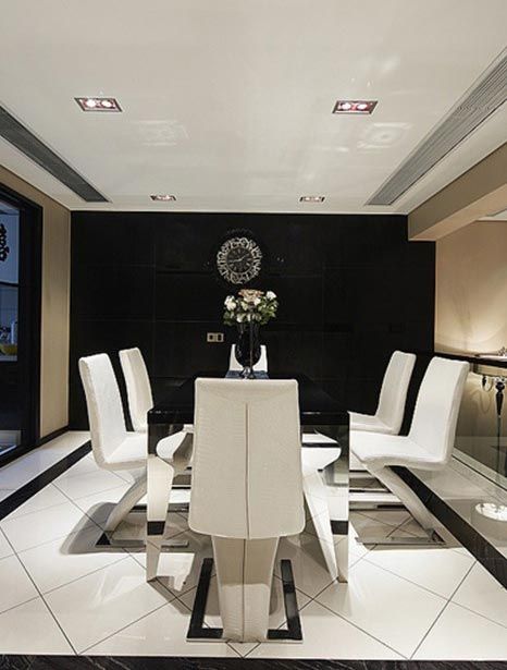 �ڰ�ɫ�{�ŵ����AС�鷿