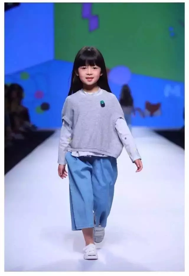 r(sh)OӋRFASHIONSHOWCASEz(hu )ɞ麼ݕr(sh)ƽ_